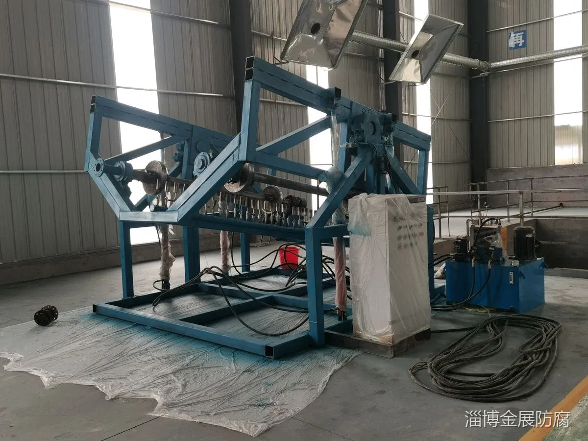 金展防腐工人生产-钢衬塑储罐加工现场