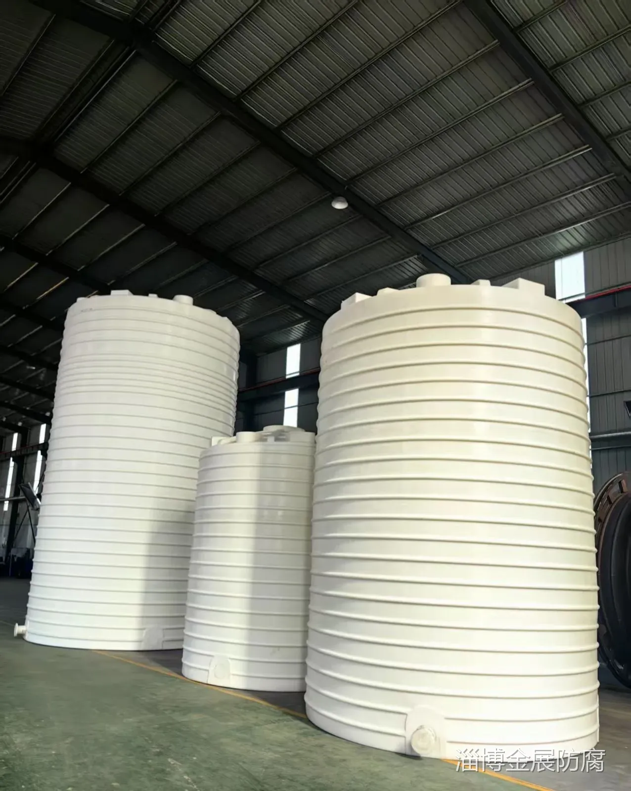 钢衬塑储罐安装现场-化工储罐施工案例